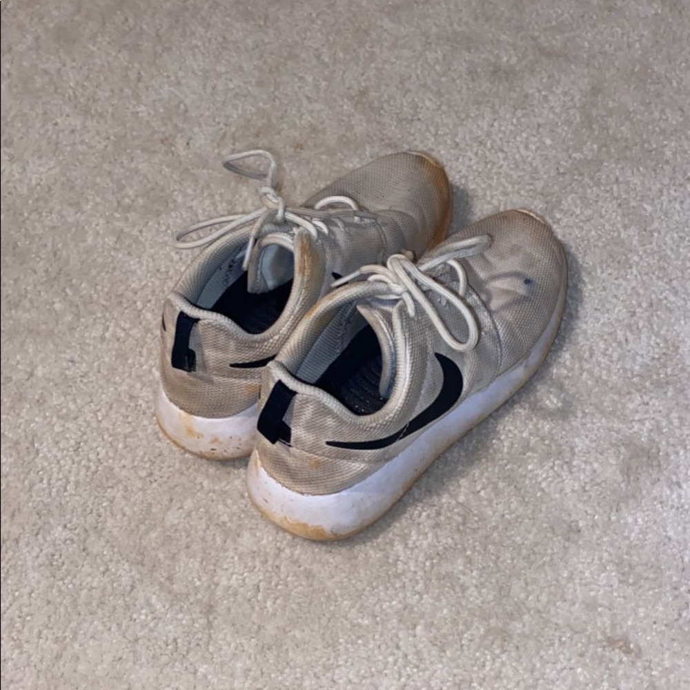 white nike shoes